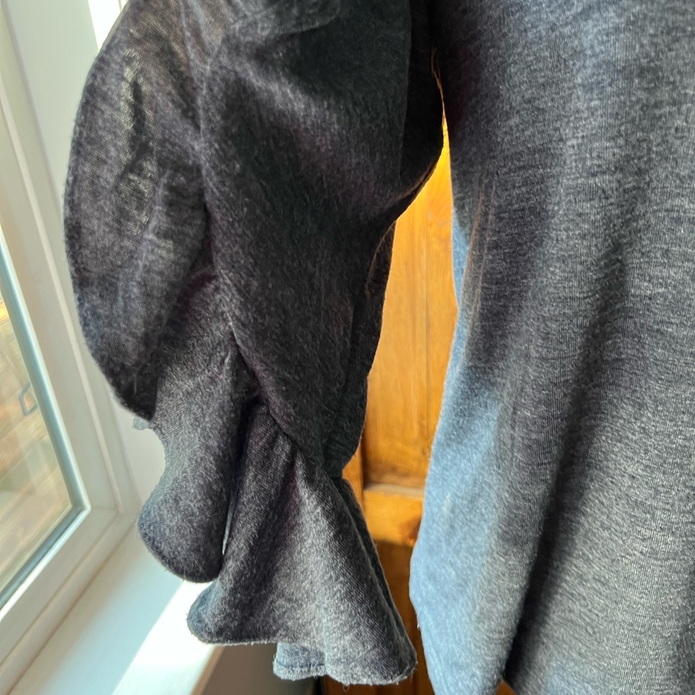 Reserved Banana Republic 3/4 sleeve top. Crew neck. Ruffled sleeve. - Picture 9 of 13